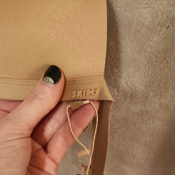 SKIMS Wireless Triangle Push-Up Bra - Clay - Picture 4 of 4